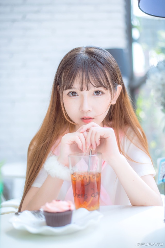 “何人在外面！？”房间里的欢好之声停下来，刘璋有些恼怒的声音响起。
